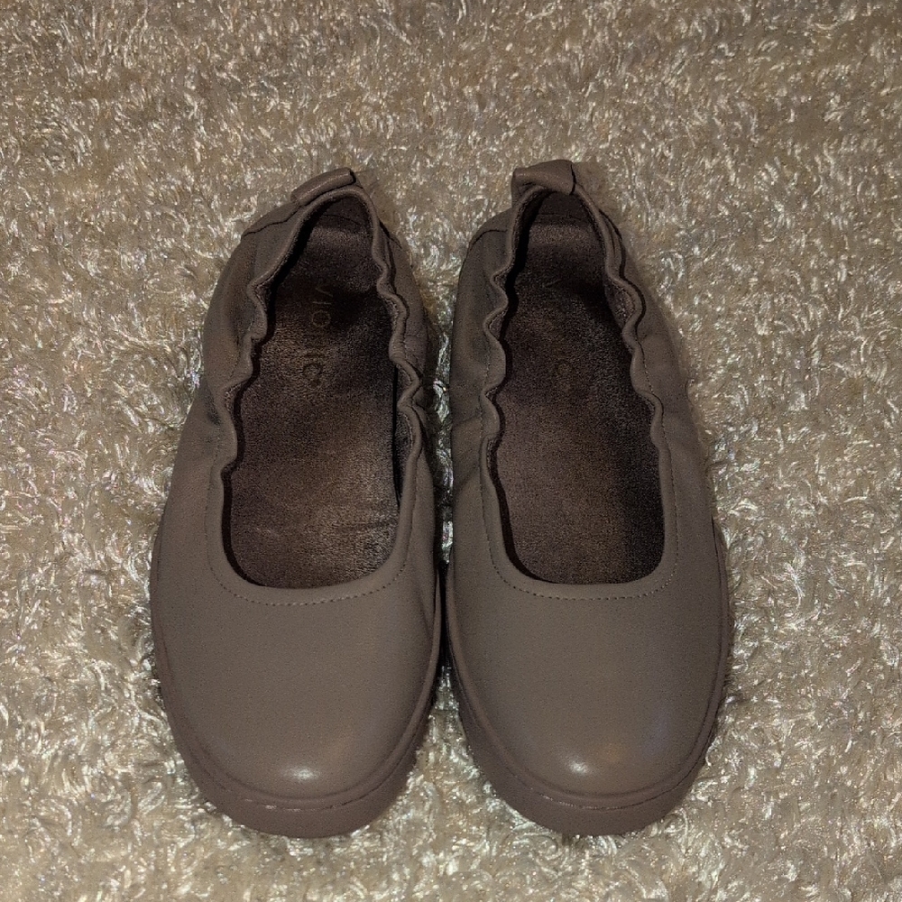 Nearly new VIONIC tan slippers with Smooth Finish and Elastic Edging SZ 6.5